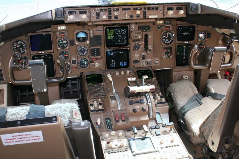 B767 cockpit